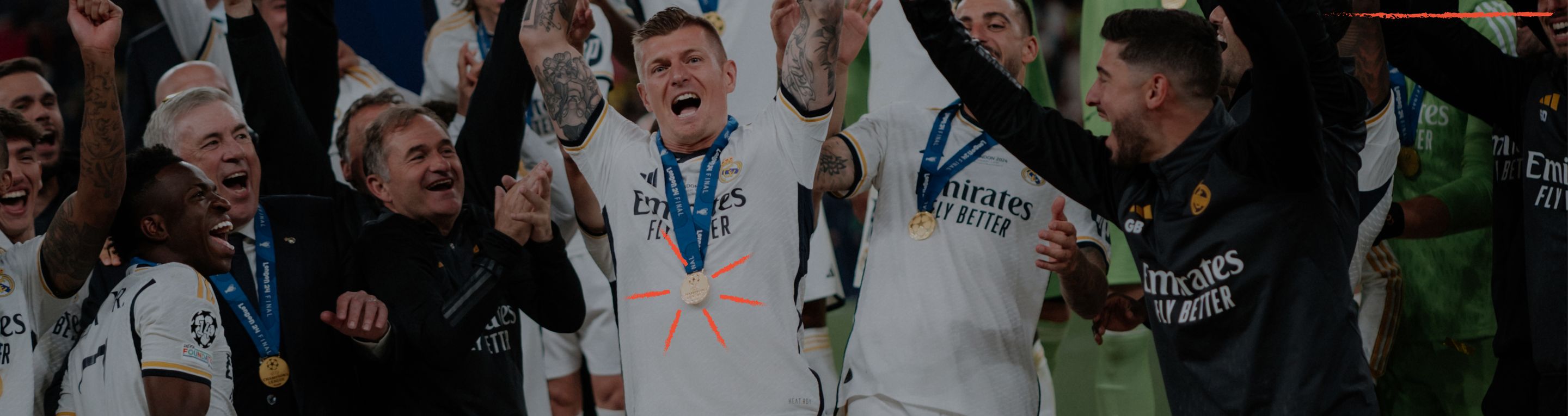Jubelnde Fußballmannschaft mit Medaillen nach dem Finale